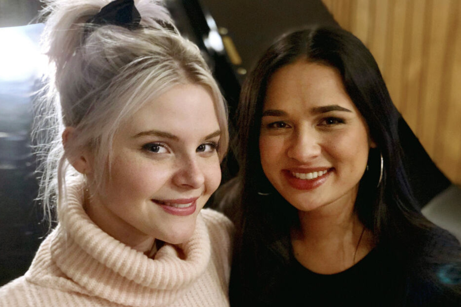 Das Gesangs-Duo "S!sters" (Carlotta Trumann l. mit Laurita Spinelli) gehen mit dem emotionalen Song "Sister" an den Start.