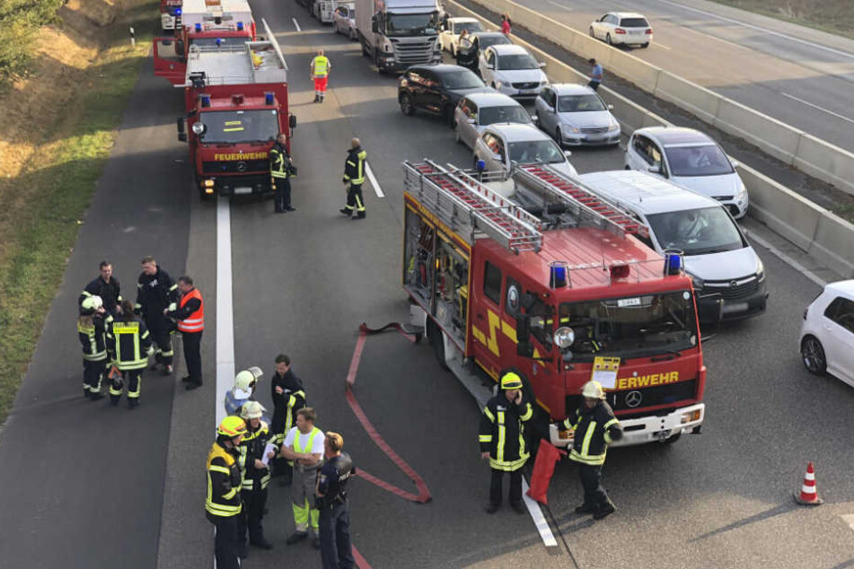 Zahlreiche Feuerwehrleute sind im Einsatz.