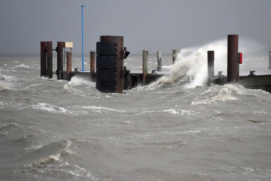 Die Wellen der Nordsee schlagen an einen Anleger. (Archivbild)