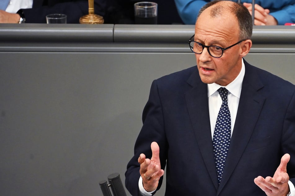 Bundeskanzler Friedrich Merz (69, CDU) meldete sich am Freitagabend zum Messerangriff in Hamburg.