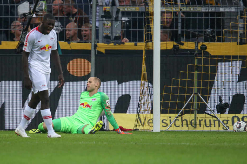 Bezeichnendes Bild: Nach dem 4:1 durch Marco Reus schreit sich Dayot Upamecano die Seele aus dem Leib, Keeper Peter Gulacsi sitzt bedient auf dem Rasen.
