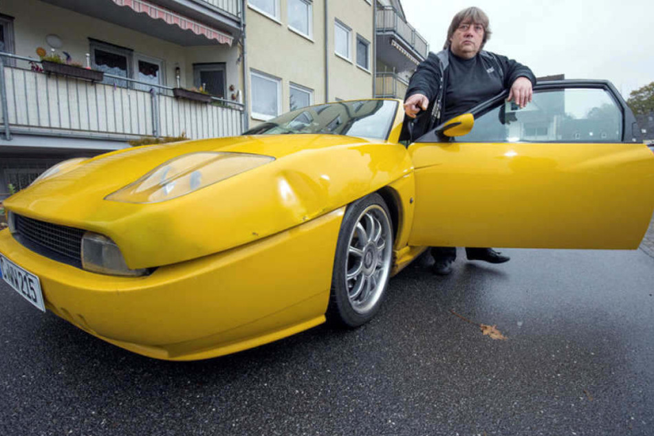 Wolfgang Weihe (50) hat seit dem Unfall eine Delle in seinem Fiat Coupé.