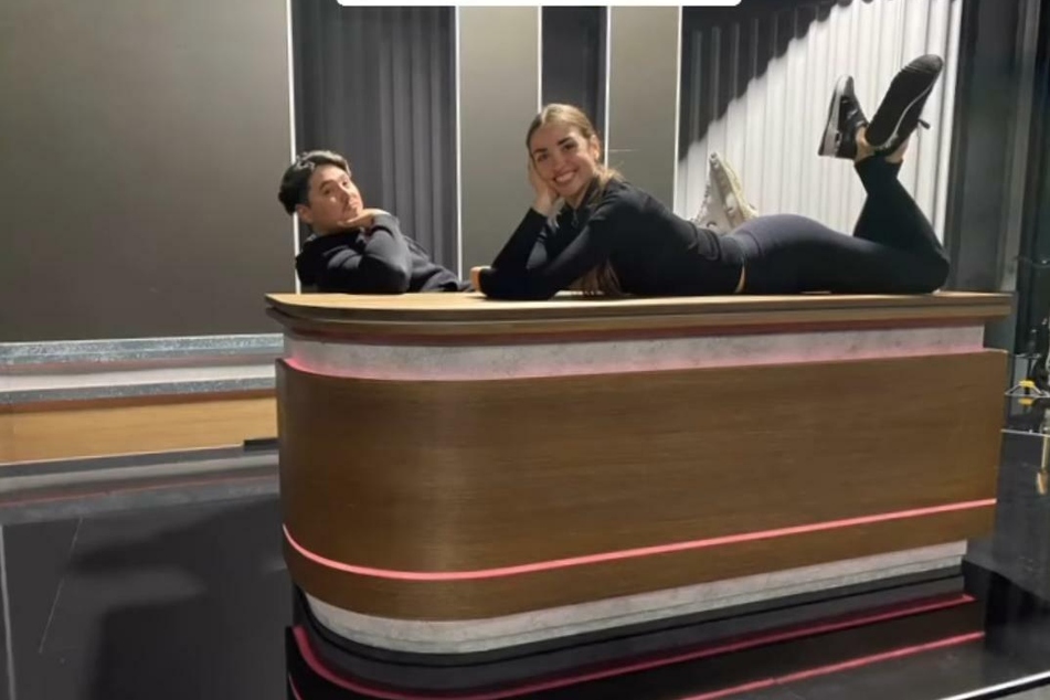 Prominenter Besuch legt sich auf Jan Böhmermanns Schreibtisch!