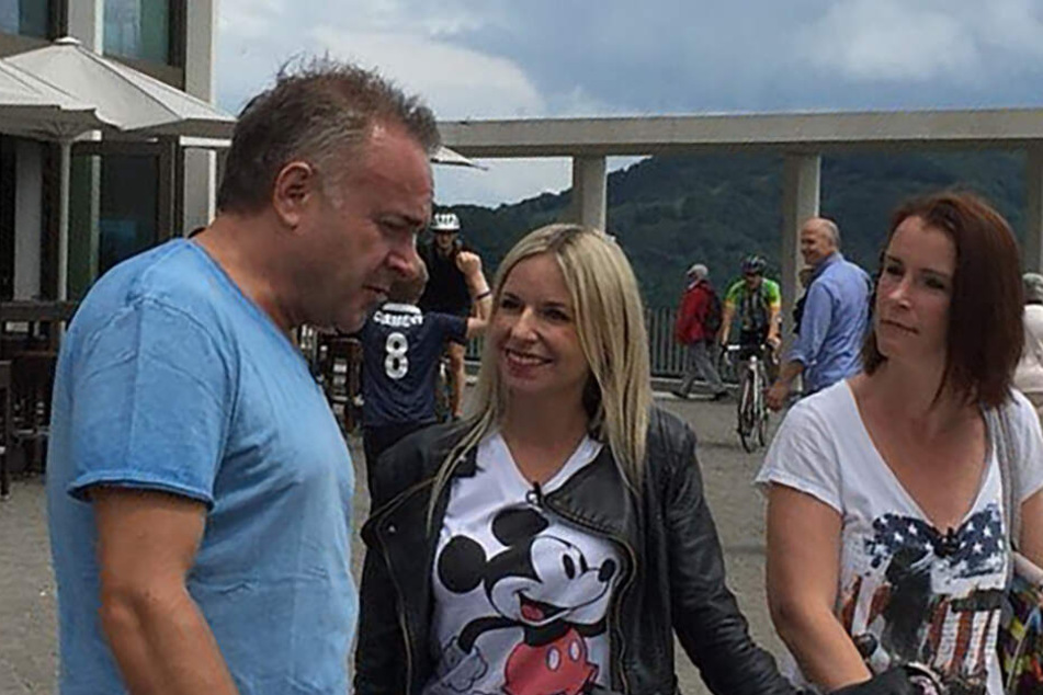 Schlagersänger Tim Toupet macht mit Carina (M.) und Tanja einen Ausflug zum Drachenfels.