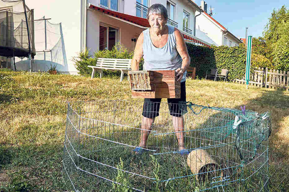Frau Heinrich (80) in ihrem Garten: hier tollten die Kaninchen "Erbse" und "Möhre" umher.