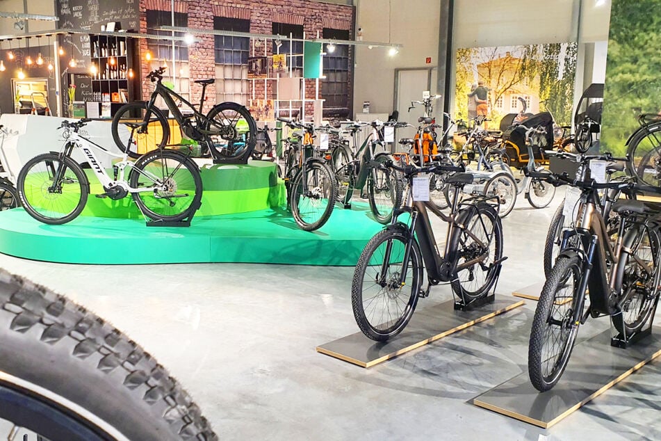 Jetzt bei e-motion das perfekte E-Bike finden und mit bis zu 50 Prozent Rabatt durchstarten.