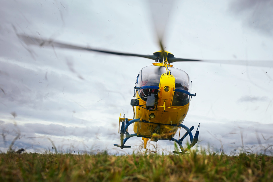 Mittels Helikopter wurde der 25 Jahre alte Suff-Rodler in eine Klinik geflogen. (Symbolbild)