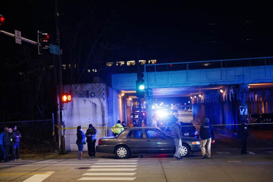 Einsatzkräfte der Polizei untersuchen den Ort, an dem zwei Polizisten von einem Vorortzug überrollt und getötet wurden.