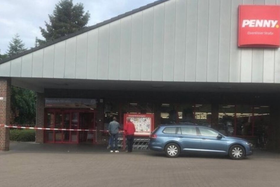Nach dem Überfall wurde der Discounter abgesperrt.
