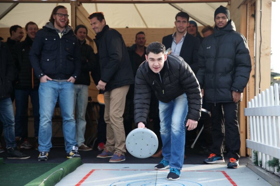 Diese Handballer des HC Elbflorenz hatten bereits 2014 mächtig Spaß beim Curling und Eisstockschießen.