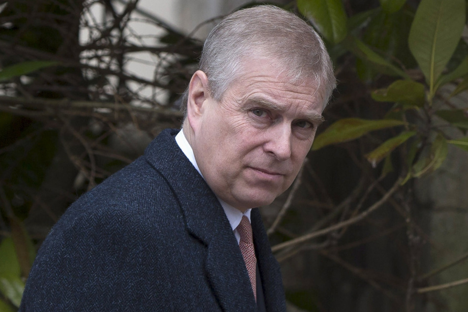 Eine Frau wirft Prinz Andrew von Großbritannien (61) vor, sie als Minderjährige missbraucht zu haben.