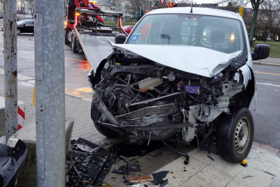 Renault schleudert gegen Betonsockel: Fahrer verletzt