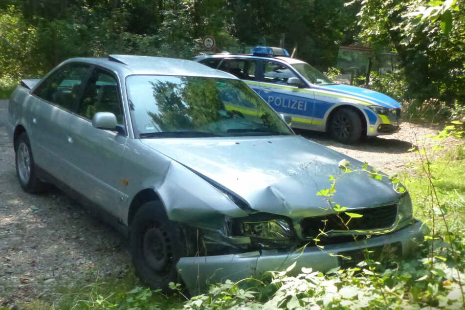 Die Ermittler entdeckten diesen beschädigten Audi A6 auf einem Parkplatz bei Schwaberwegen im Landkreis Ebersberg.