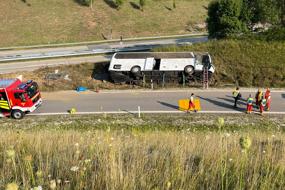 Ein 57-jähriger Busfahrer war ohne Fremdeinwirkung ins Schlingern geraten und mit dem Bus von der Fahrbahn abgekommen.