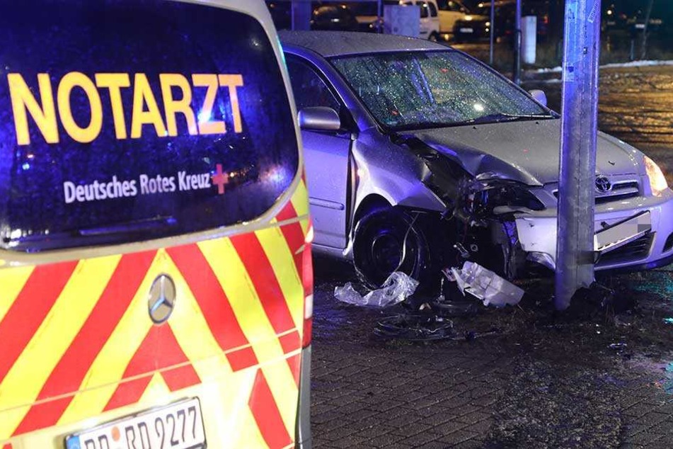 Der Toyota knallte gegen den Ampelmast und wurde schwer beschädigt.