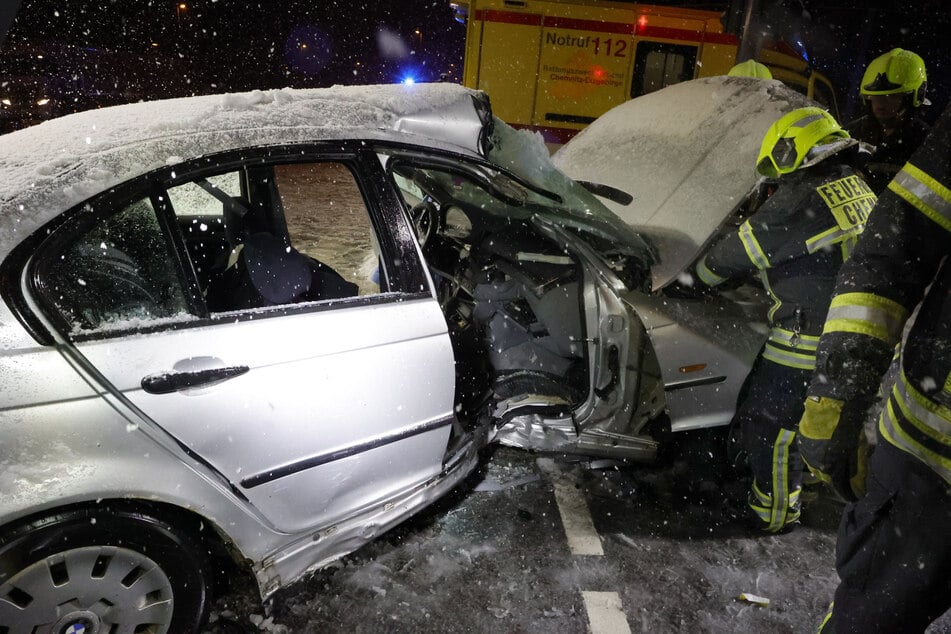 Schwerer Schnee-Unfall in Chemnitz: BMW knallt gegen Ampel