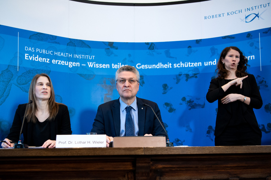Am Montagvormittag gab RKI-Chef Lothar H. Wieler (Mi.) einen Überblick zum aktuellen Coronavirus-Stand.