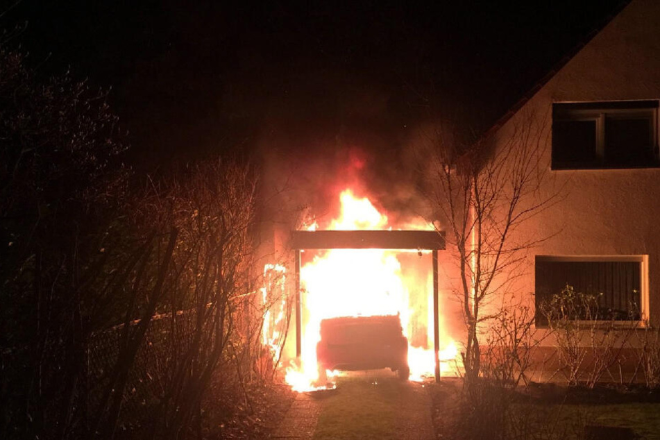 Ein brennendes Fahrzeug steht am 1. Februar 2018 in Berlin-Neukölln in der Garage von Linken-Politiker Ferat Kocak.