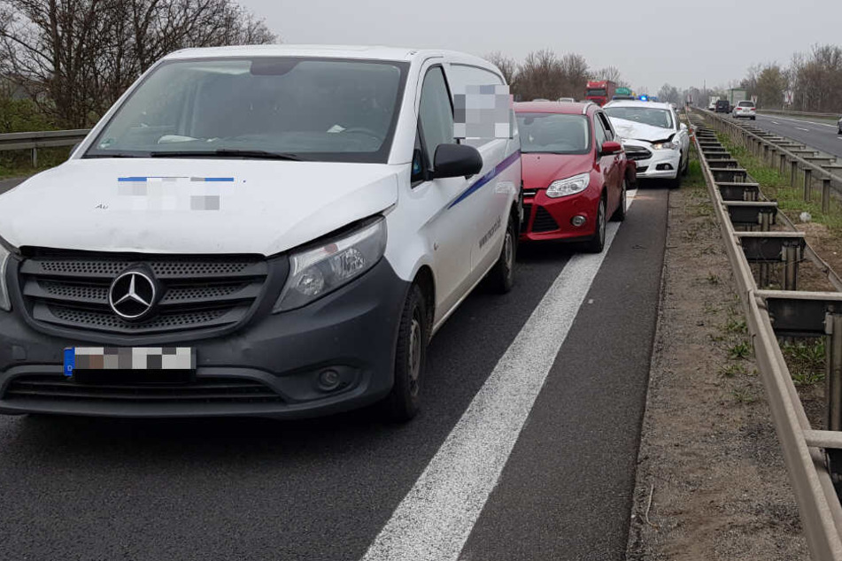 Auf der linken Fahrspur waren fünf Fahrzeuge ineinander gekracht.