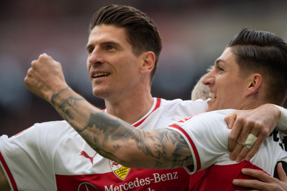 VfB-Stürmer Mario Gomez (l.) bejubelt seinen Treffer zum 1:0 (4.). Mit ihm sein Vorlagengeber Steben Zuber.