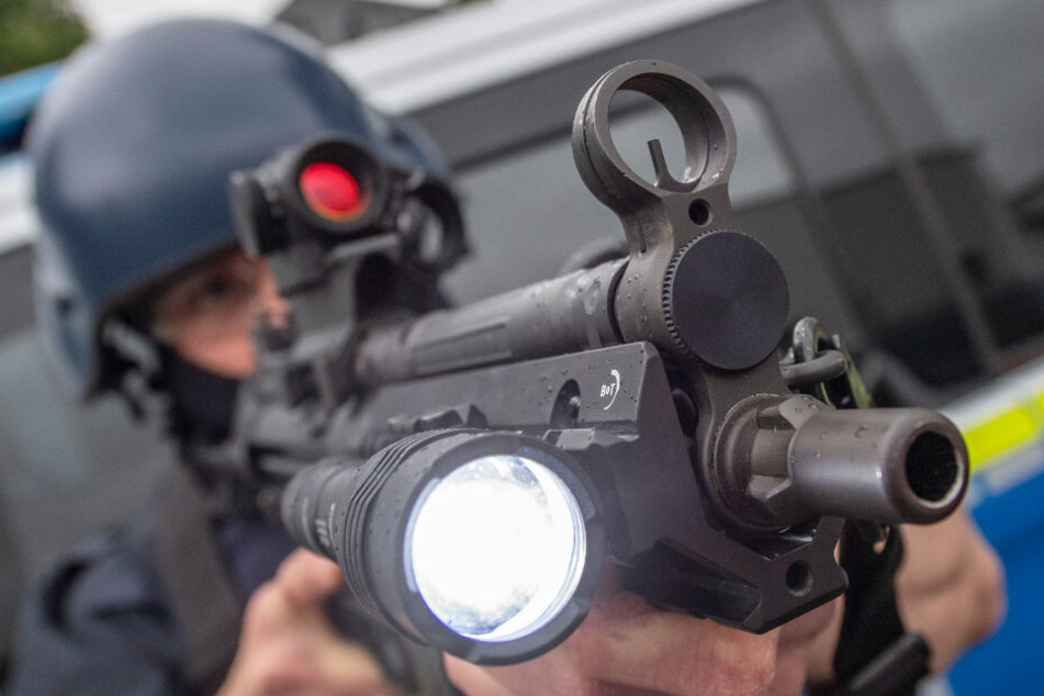Ein Polizist hält bei einer Übung eine Maschinenpistole im Anschlag. (Symbolfoto)