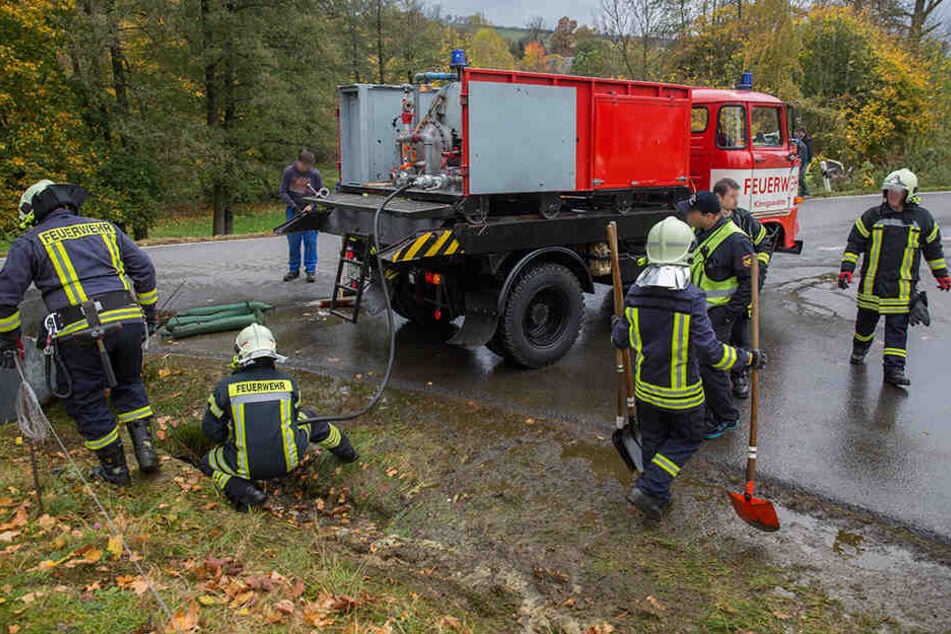 Die Kameraden spülten Straße und Kanalisation von der Gülle frei.