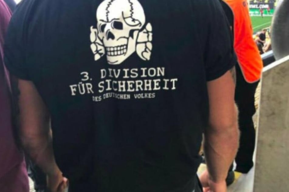 Dieses Bild kursiert in Sachsens Fußballkreisen: Zwei Ordner mit Nazi-T-Shirts