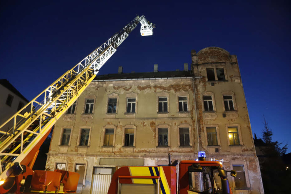 Die Feuerwehr war mit der Drehleiter im Einsatz.