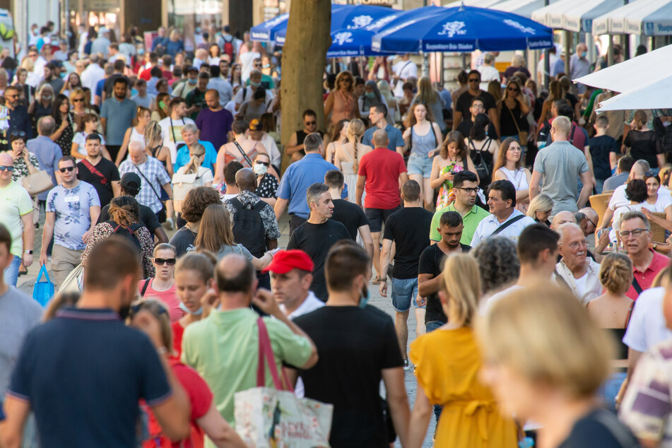 Passanten laufen während der Coronavirus-Pandemie durch die Kaufinger Straße in der Münchner Innenstadt.