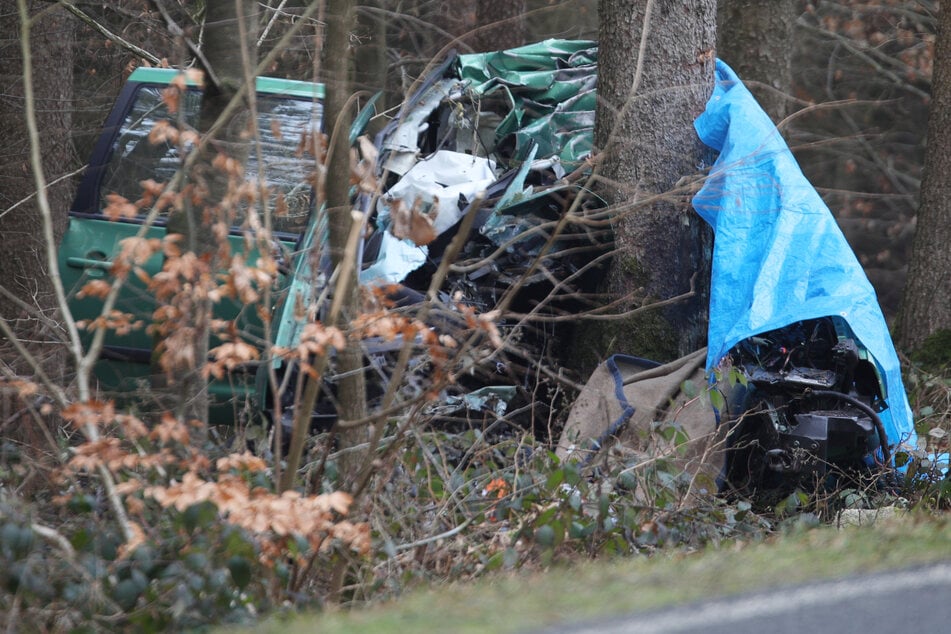 Der Wagen des 22-Jährigen ist mit einem Baum kollidiert.