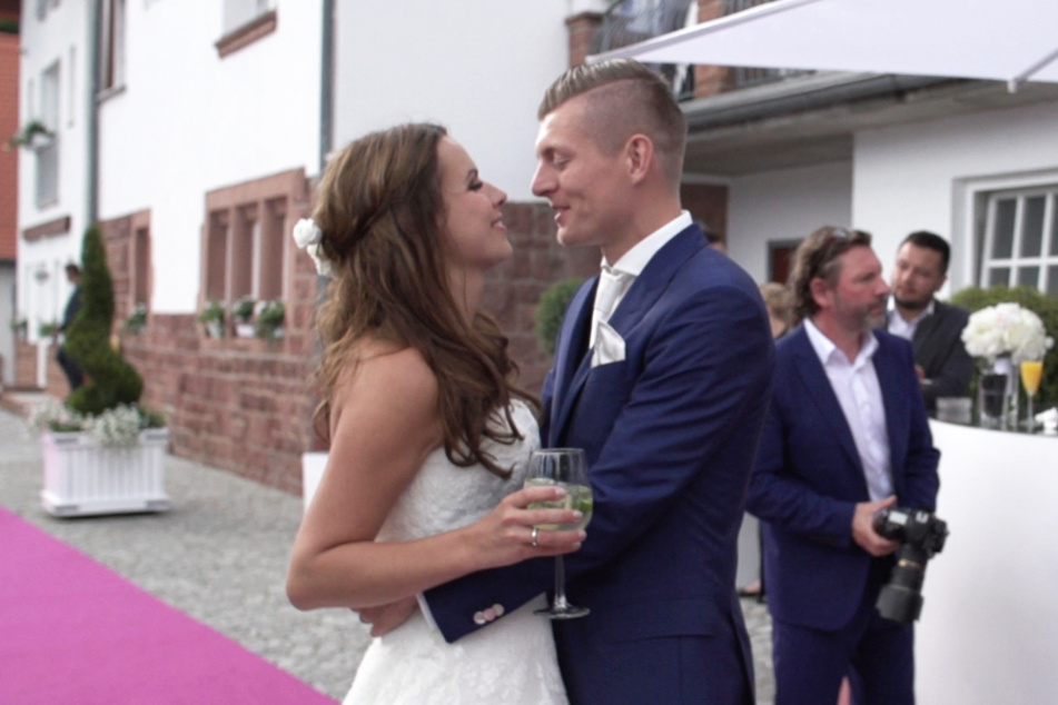 Toni und seine Frau Jessica Kroos überglücklich bei ihrer Hochzeit.