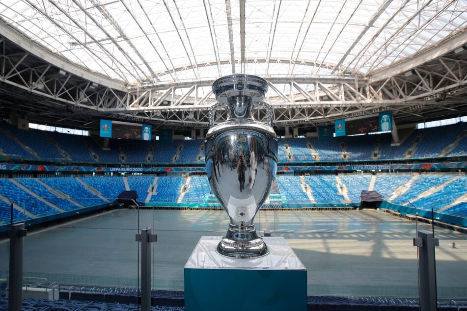 Der Henri-Delaunay-Pokal für die Gewinner der Fußball-Europameisterschaft steht auf einem Podium im Sankt-Petersburg-Stadion, während der offiziellen Tour des Pokals.