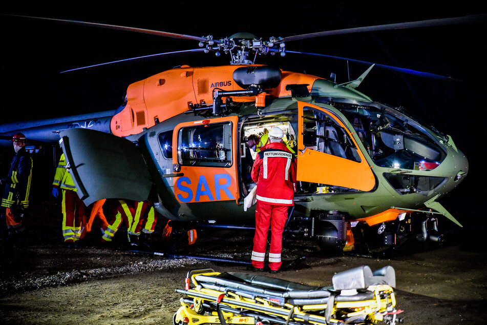 Ein Mann wurde von den Flammen schwer verletzt und mit einem Rettungshubschrauber ins Krankenhaus geflogen.