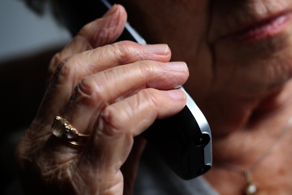 Eine Seniorin (87) aus Magdeburg wurde zum Opfer von Trickbetrügern. (Symbolfoto)