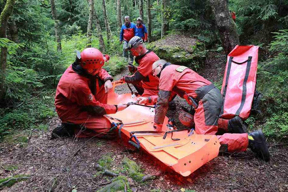 Höhlenretter bereiten ein Rettungskorsett vor.