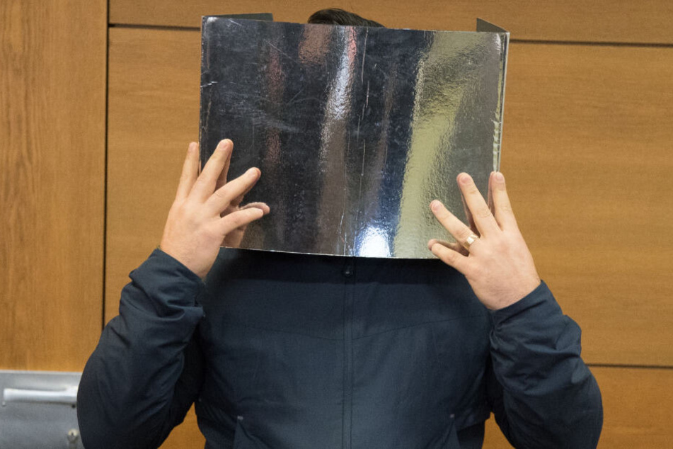 Der 38-jährige Angeklagter mit Kontakten zum Berliner Clan-Milieu steht im Gerichtssaal.