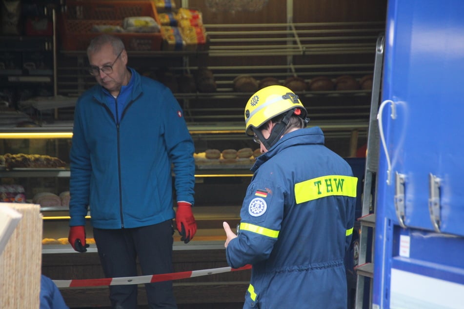 In Bayern ist ein Auto in eine Bäckerei gekracht.