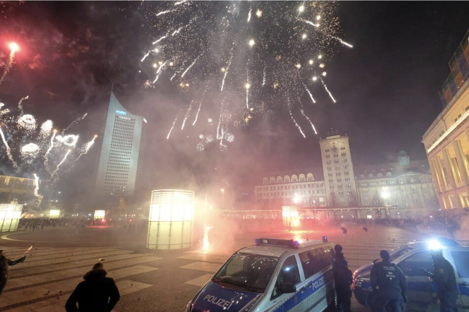 Bunte Raketen schießen an Silvester in den Himmel, doch das alljährliche Spektakel hat auch seine Schattenseiten. (Archivbild)