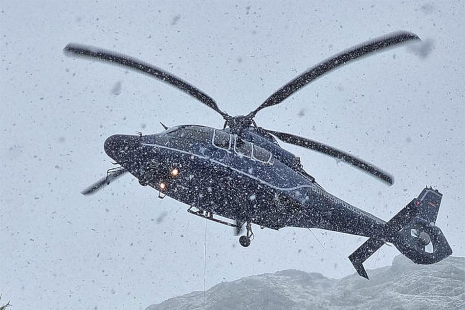 Ein Hubschrauber der Bundespolizei brachte die restlichen Einsatzkräfte der Bergwacht bei Schneefall zurück ins Tal.