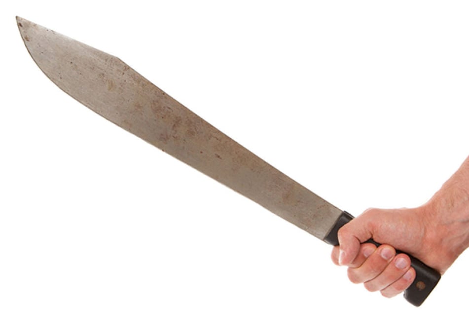 Mit einer Machete bedrohte ein 29-Jähriger in Bretnig einen Familienvater.