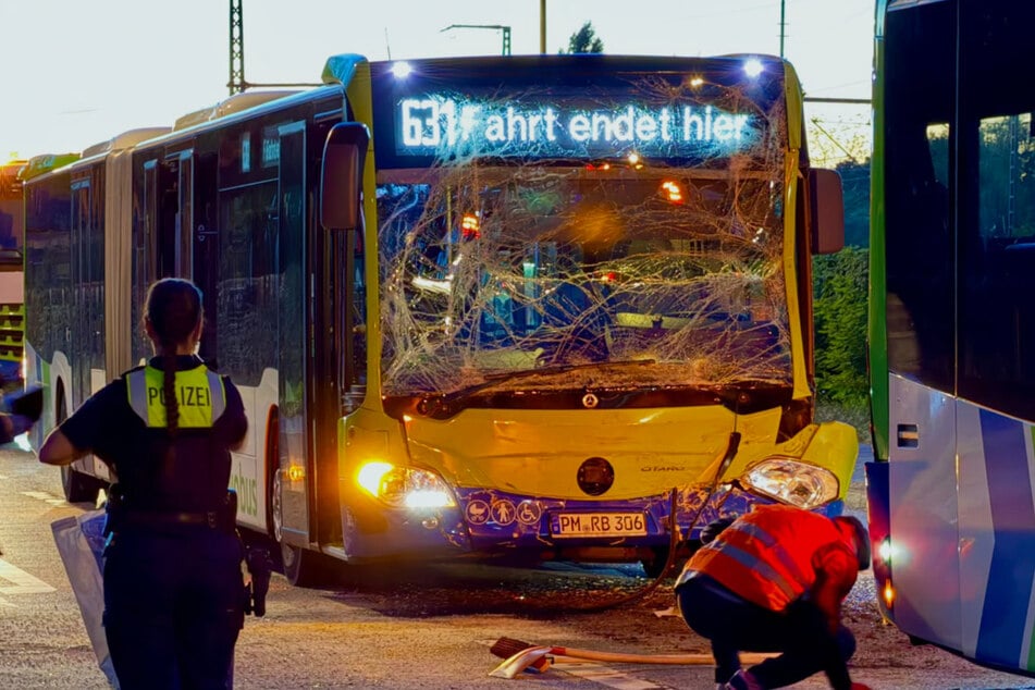 Die Frontscheibe des auffahrenden Busses wurde bei dem Crash komplett zerstört.