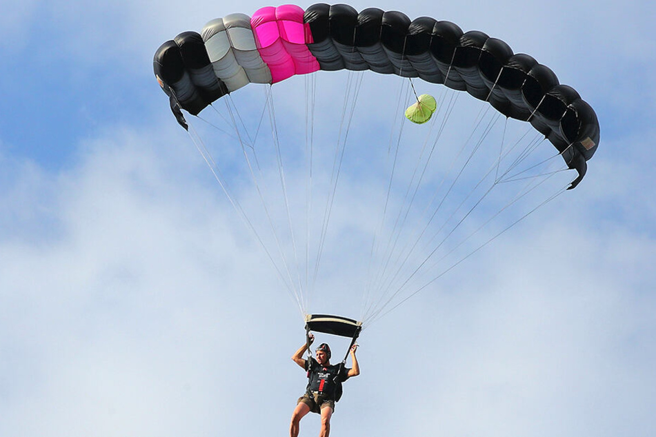Fallschirmspringer gleiteten aus dem Himmel, landeten punktgenau auf dem Fest-Treffen in Niederau.