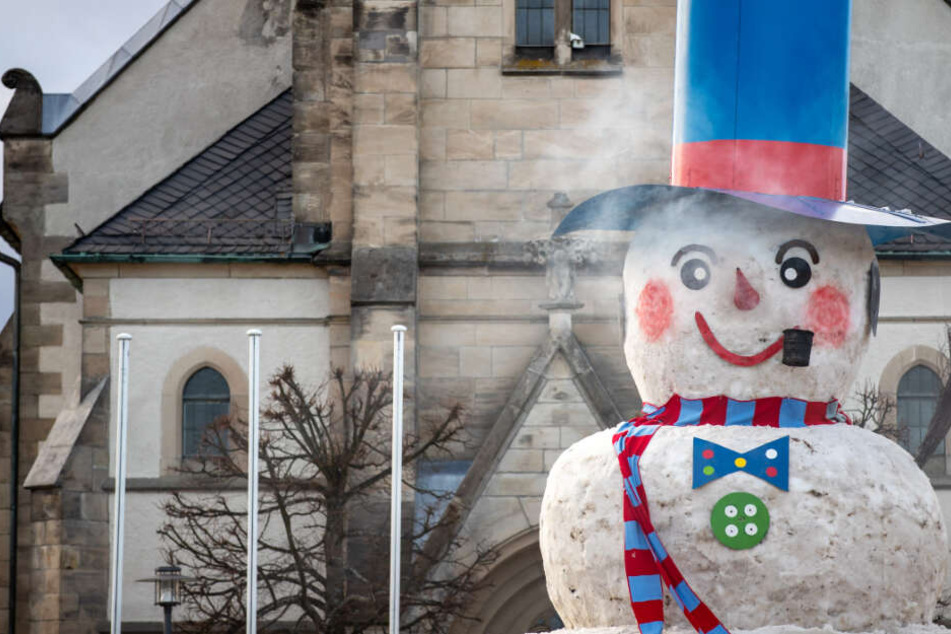 Ist er nicht wunderschön? Ein 9,4 Meter großer Schneemann sorgt in Bischofsgrün für staunende Blicke.