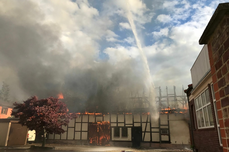 700.000 Euro Schaden nach gefährlichem Brand: Feuerwehrmann bei Löscharbeiten verletzt