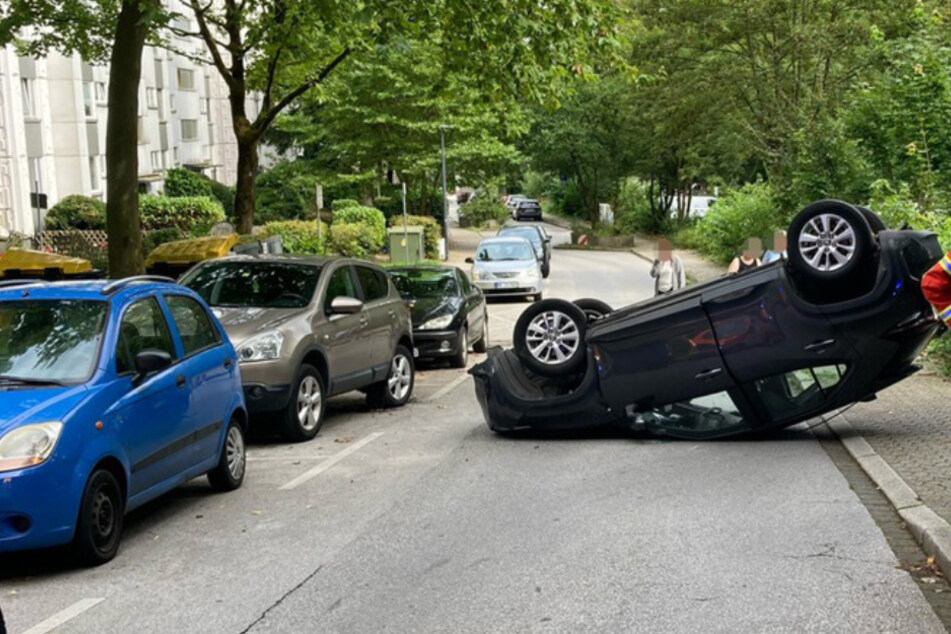 Mitten in einem dichten Wohngebiet kollidierte die 19-Jährige mit einem anderen Auto.