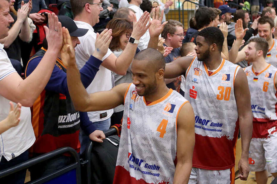 Dem Zweitliga-Höhenflug der Niners (weiße Shirts) folgt 2018 die U20-EM im Basketball in Chemnitz .