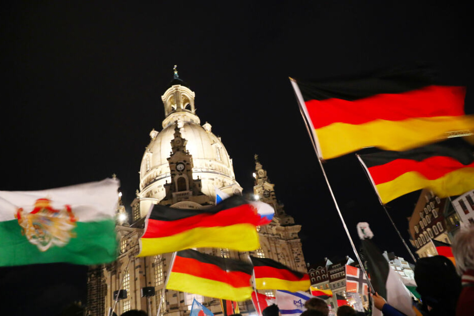 Deutschlandfahnen werden auf dem Neumarkt geschwenkt.