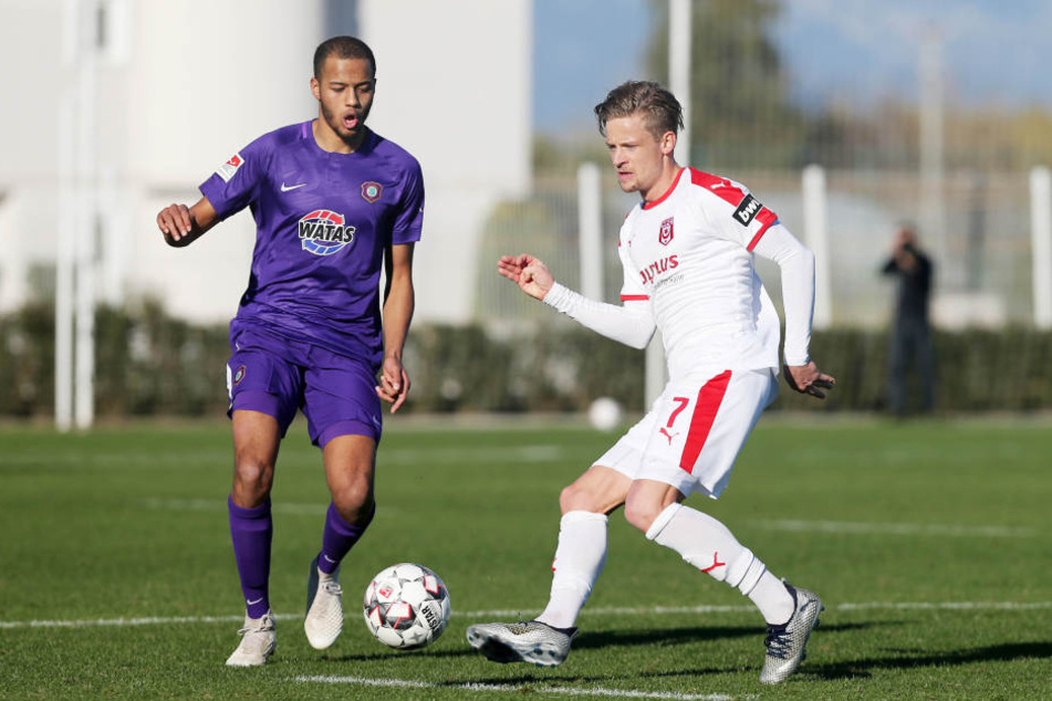 Louis Samson (l.) im Testspiel gegen den Hallenser und Bentley Bexter Bahn.