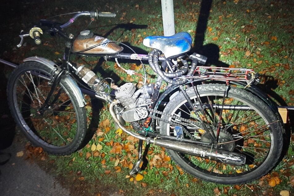 Dieses umgebaute Fahrrad stellte die Polizei am Freitagmorgen in Burgstädt (Landkreis Mittelsachsen) sicher.