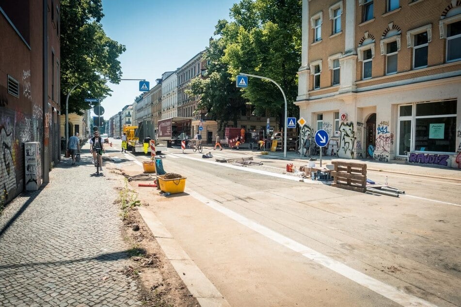 Die letzten Aufräumarbeiten liefen am Vormittag, damit die Autos nun auch wieder über die Brücke fahren können.